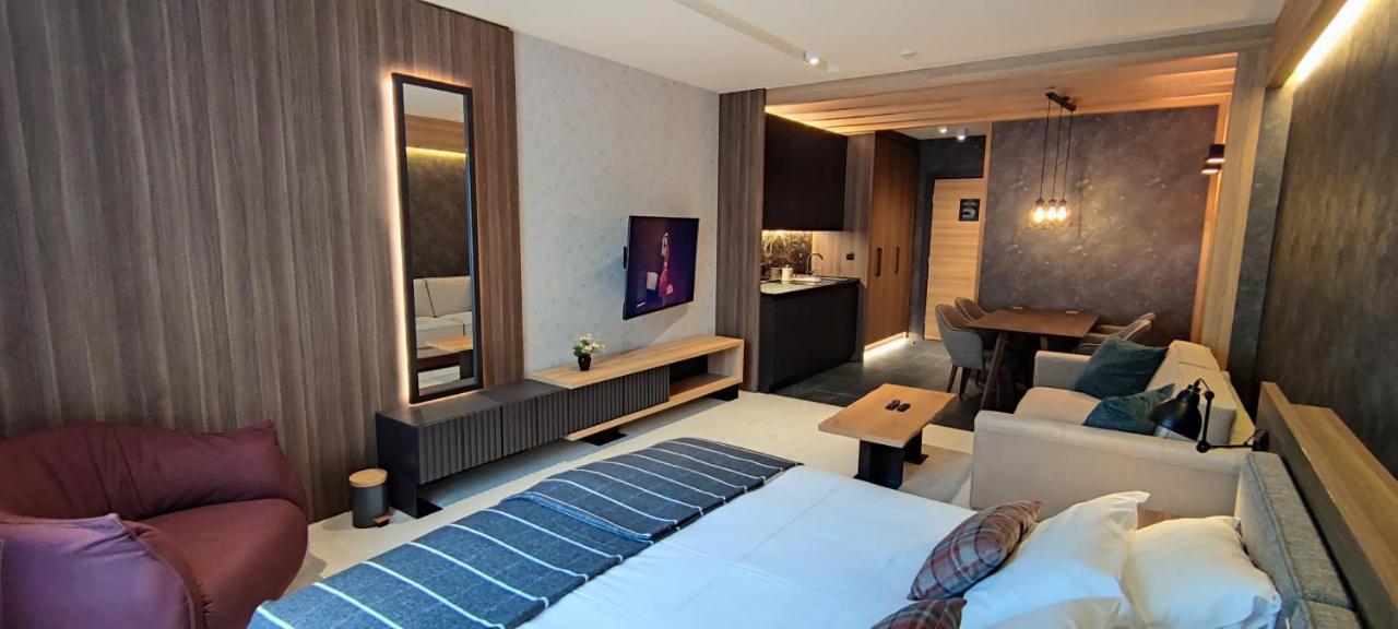 Apartment Woodside Story *